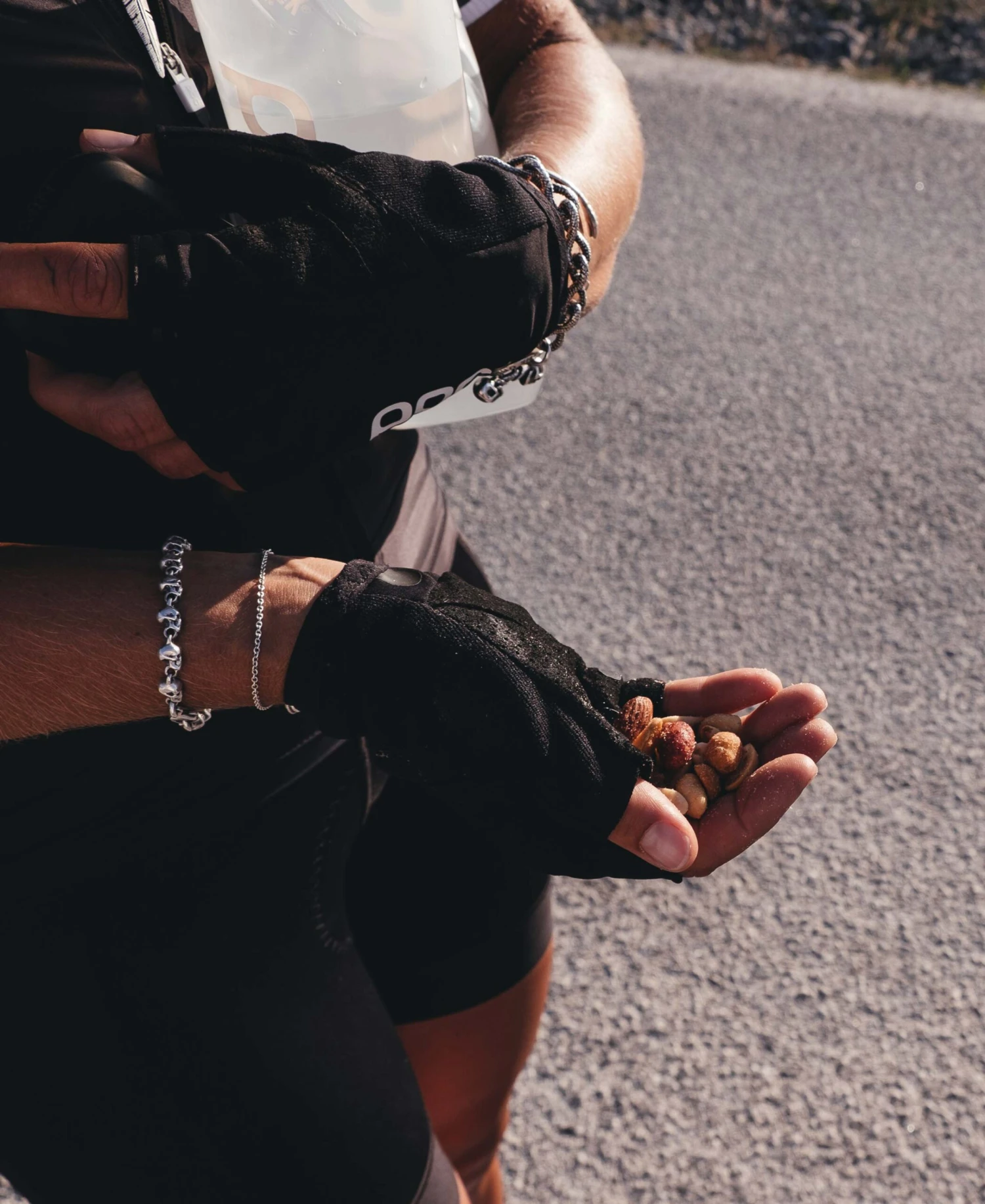 POC Essential Short Glove 4 POC Essential Short Glove - Image 2